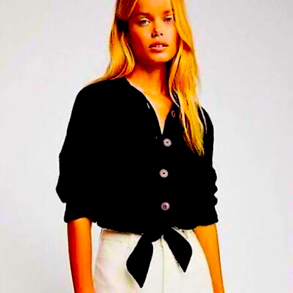 BY VICI BOUTIQUE BRAND NEW IZA TIE FRONT BUTTON DOWN TOP!Sold Out BRAND NEW!❤️👚📦